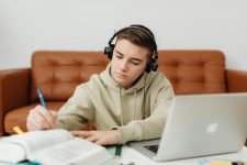 How to Find Comfortable Headphones for Long Listening Sessions?